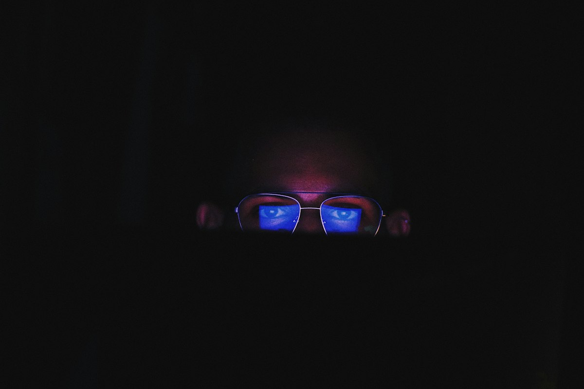 Persona usando teléfono antes de dormir